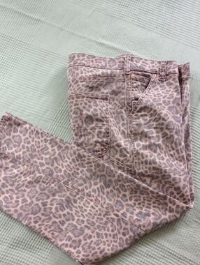GAP 90s Loose Carpenter Mid Rise Jeans.  Leopard Print